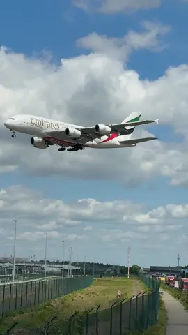 The Giant is landing at Frankfurt 😮✈️ @Emirates #emiratesairlines #emirates #airbusa380 #aviation #airplane #landing #fyp 