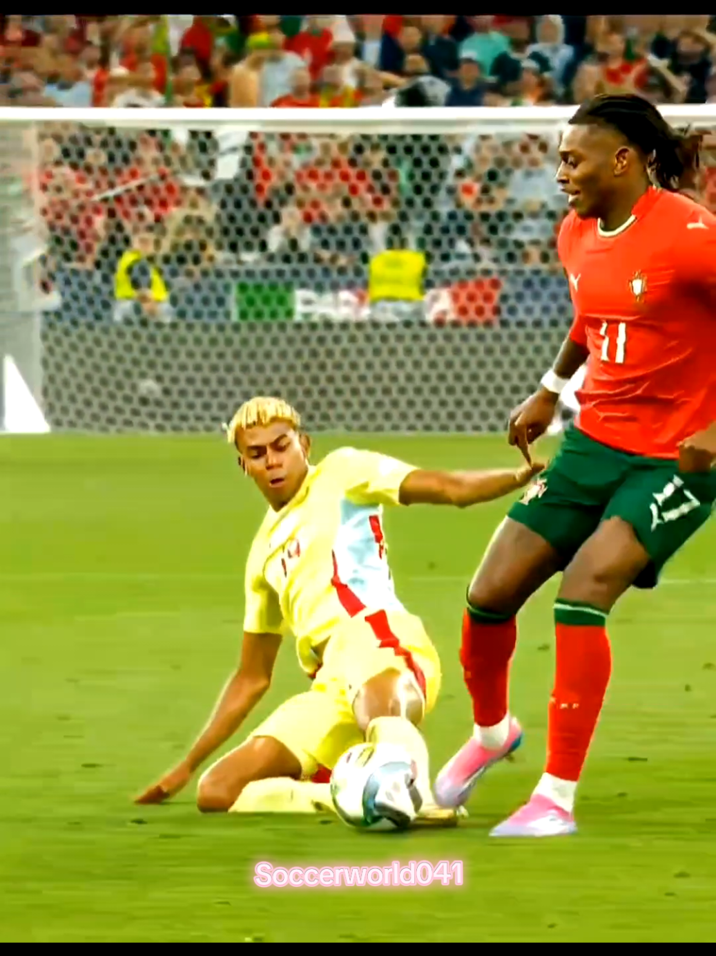 Rafael Leão Can't Be Stopped!🤯 #footballtiktok #soccertiktok #fyp #skills #skills4all #soccerskills #skillsfootball  #leao #raphaelleao #acmilan #portugal🇵🇹 