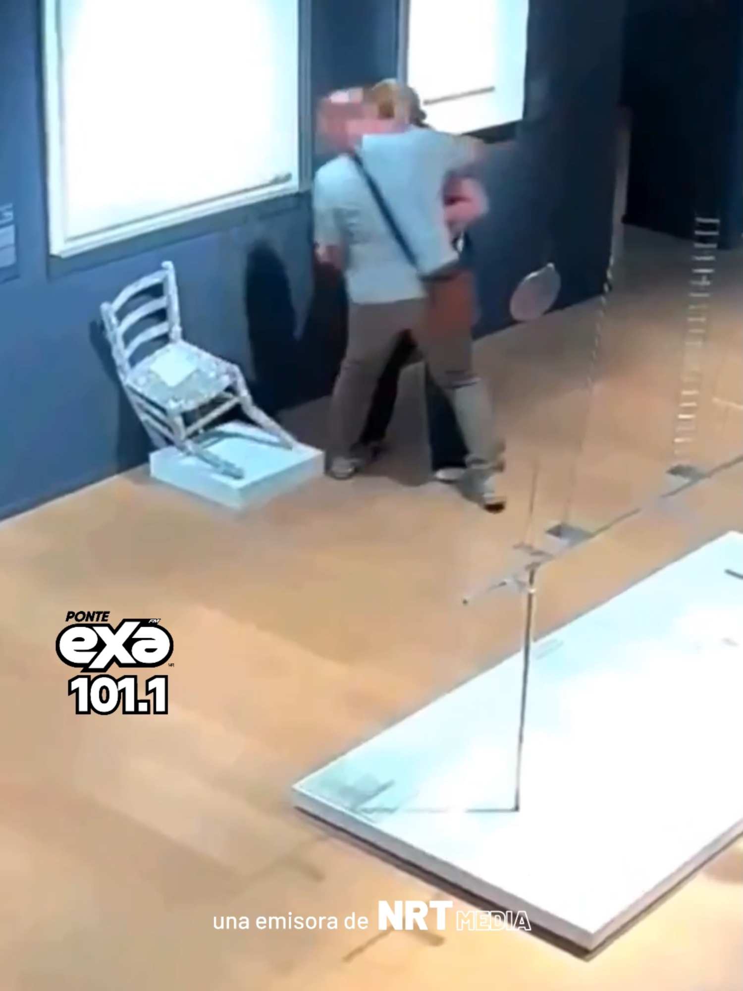 #Viralexa 😭 | Turista destruye silla Swarovski inspirada en Van Gogh #SillaDeSwarovski #SillaDeVanGogh #Italia #Turista