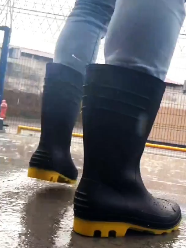 Bota Pvc Impermeável Borracha Forrada Chuva Moto Limpeza Galocha Preta c/ Solado Amarelo Vonder