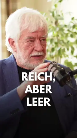 Was kompensieren wir mit Geld? Was passiert, wenn wir von klein auf lernen, Erwartungen zu erfüllen – anstatt einfach wir selbst sein zu dürfen? Dr. Hans-Joachim Maaz, Psychiater & Autor, erklärt in diesem Podcast, warum viele Menschen Leistung, Reichtum oder Erfolg suchen, um eine tieferliegende Unsicherheit zu kompensieren – und wie Selbstentfremdung schon in der Kindheit beginnt. 👉 Link zum ganzen Gespräch in meiner Bio🎙️