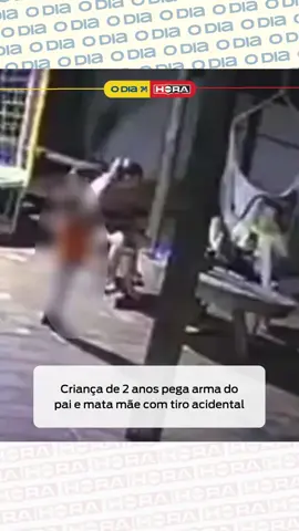 Falta de atenção 🔫 Uma criança de apenas 2 anos pegou a arma do pai e disparou acidentalmente, atingindo a própria mãe, na noite desta sexta-feira, 14, em Rio Verde do Mato Grosso, no Mato Grosso do Sul. A mulher de 27 anos morreu, ao ser atingida no tórax e no braço pelos disparos. A arma, uma pistola Glock 9 milímetros, é automática. O homem, um produtor rural, possui porte e registro da arma. De acordo com a Secretaria de Justiça e Segurança Pública (Sejusp), as câmeras de segurança da propriedade registraram o acontecimento. 📸 Reprodução Redes Sociais Acompanhe a cobertura completa nos sites do O Dia (www.odia.com.br) e do Meia Hora (www.meiahora.com.br). #Acidente #Arma #Criança #Responsabilidade #RioVerde #MS #ODia #MeiaHora