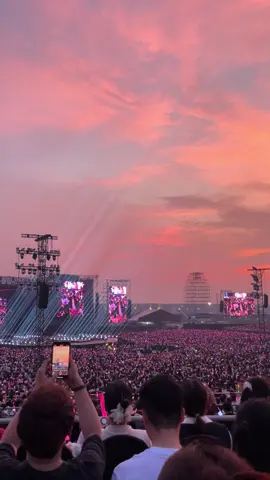 Đến ông trời cũng thiên vị chúng toi 😎 Mình cùng nhau… #atvncg #day5 #vinhomeoceanpark3 #concert #concertatvncg 