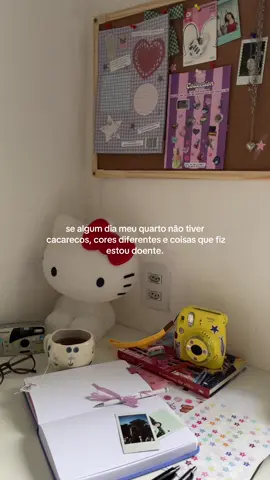 mesmo quando eu for uma 60 year old girl sempre terei cacarecos e coisas no meu quarto 😭 e olha que já tive parede verde, roxa e teto ROSA #girlthings #craftygirl 