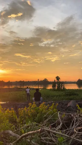 Hanya senja yang tau cara berpamitan dengan indah:)#seizetheday#avengedsevenfold#a7x#avenged#fyp#senja#sunset#lewatberanda 