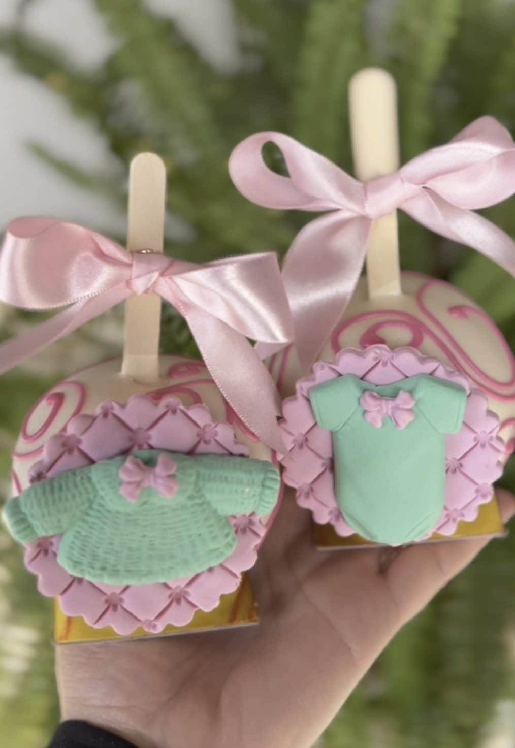 Maçãs personalizadas Chá de Bebê #docespersonalizados #docesartesanais #docesgourmet #chocomaçã #maçãdoamor #doces 