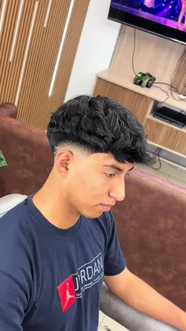 Lo que cambia la semi ondulación  Número ??????? #fade #lowfade #semiondulacion #cortesdecabello #barberia #barberlife #barberoperuano #santaanita #cambiodelook @Barbería Cortesía 