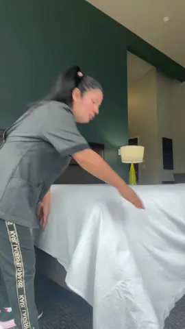 La manera correcta de hacer la cama y no te dañes la espalda #soyhousekeeping #housekeeper #hotel #trabajo #cuarto #cama #mucama #camarista #limpieza #sabanas #consejos #tips #tutorial #parati #mejoresvideos #viral 