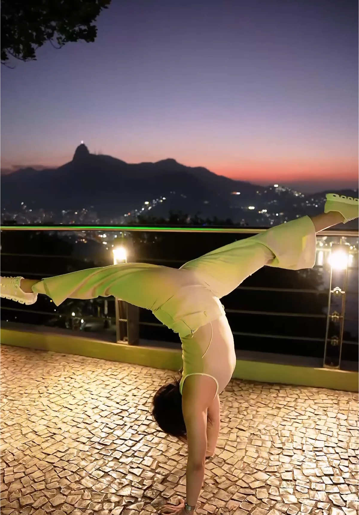 Doing acroyoga everywhere is my passion lately 🫣 #acroyoga #yoga #handstand #sunset