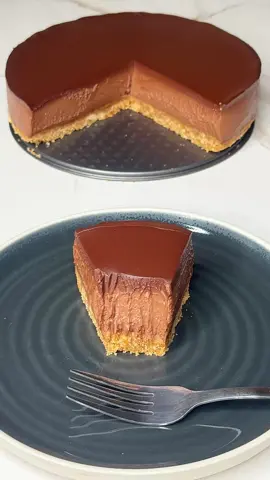 Pastel de chocolate. Sin huevo, ni harina y sin necesidad de horno, muy fácil de hacer y es una delicia.  La receta paso a paso y con todos los detalles está disponible en mi canal de YouTube tazi_oficial el enlace está en mi perfil suscríbete si aún no lo has hecho para que no te pierdas ninguna receta nueva.  • • • #viral #tik_tok #fyp #postres #dulces #Receta #chocolate 