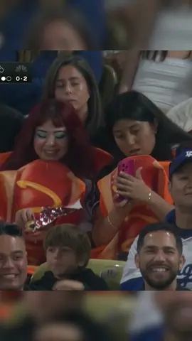 ¿Hot dogs comiendo hot dogs? Eso y más puedes ver en un parque de pelota 🤣🌭. #hotdogs #MLB