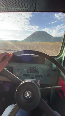 Numpak jeep rasane koyo numpak trek🤣 #fyp #lewatberanda #xyzbca #hardtop #fj40 #bj40 #jeep #sewajeepbromo #jeepbromo #bromotrip #toyota #bromotenggersemeru 