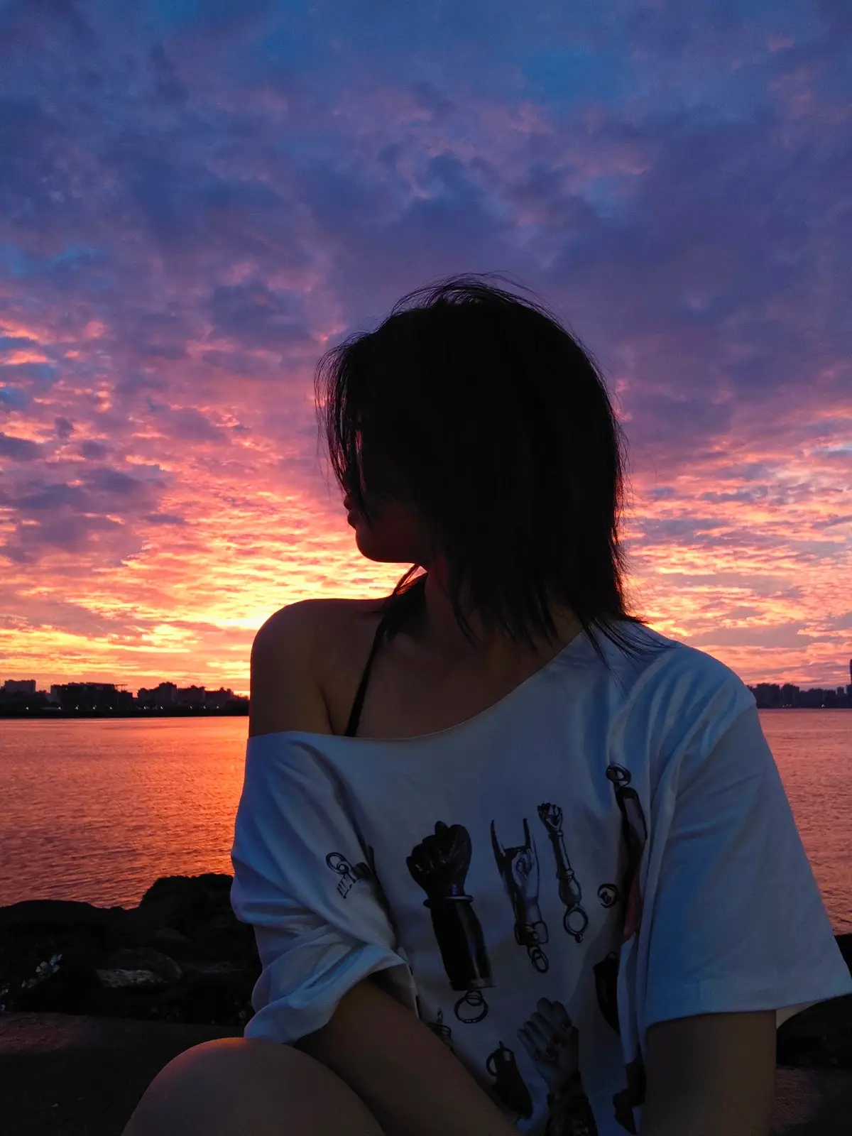 The first day I arrive here and saw this such incredible sunrise ,how lucky am I?🥹 #fyp #daylight #sunrise #ocean 