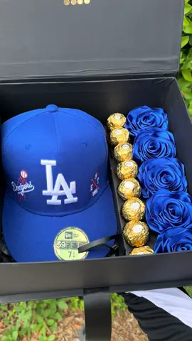 🧢💙 ¡El regalo perfecto para el papá más cool y fanático de los Dodgers! 🎁  ¡Demuéstrale cuánto lo quieres con un detalle tan único como él! 💖 Escríbenos para personalizar la tuya. 📩 #RegalosPersonalizados #Dodgers #Papa #DiaDelPadre #DetallesEspeciales #SorpresasInolvidables #CajasCreativas