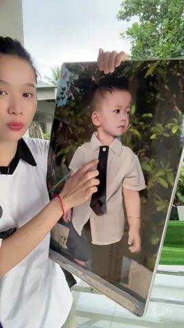 Một bức ảnh đáng yêu + một cái khung xinh xắn = combo “gây nghiện” cho mọi bà mẹ! Khung tráng gương 40x60 – vừa vặn để “khoe” bé mọi lúc mọi nơi 💕#khunganh #khunganh40x60 #khunganhtrangguong #khunganhtreotuong 