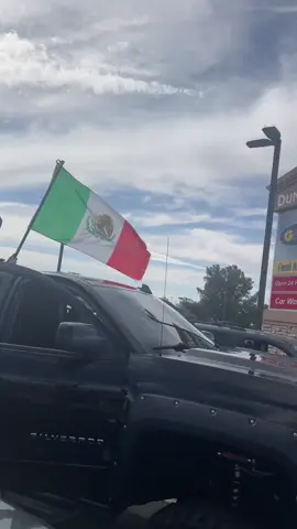 We are a country that was made by the hands of immigrants from all over the world ! This is our time to UNITE  and fight for our people 🙌🏻♥️🇸🇻🇯🇲🇯🇴🇮🇳🇲🇽🇵🇭🇺🇸