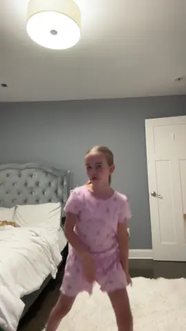 @Brooklynn @Emilia  #trend #owowow #girls #MomsofTikTok #momtok #momsoftiktok 