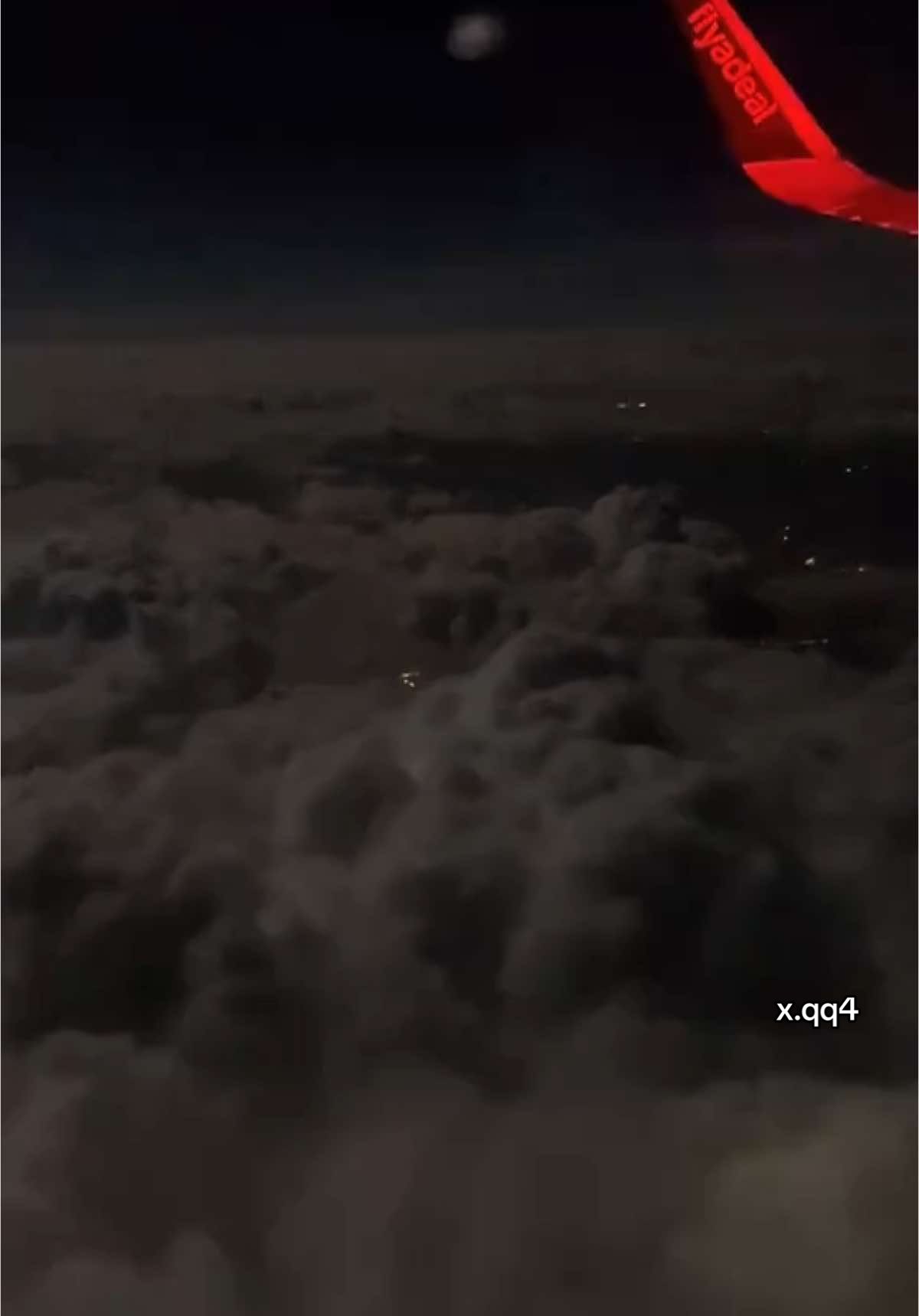 ماعاد لك حس ولا لك شوف مثل البدر في الشهر ينشاف مره أسألك باللي خالقك بانك تروف على نجوم فالسماء والمجره شوفنك نور لي وأنا فيك ملهوف وغيبتك تجعلني عليك اتشره لا تقول لي من كثرة الذنب مخسوف أنا معاهد ما اتجيك المضره خليتني وادخلت في قلبي الخوف وأبعدتني عن صحبتي والمسره وعرفتني في حكي ماهو بمعروف يبري خفوقٍ جاه ما لوقت حره والحين كبدي لافها مالوجع لوف حتى الحلاوا طعمها كنه مره اسمع كلام الصدق ماهو بميزوف تراك لعيوني مسره وقره .   #fyyyypppppppppppppppppシ #foryou #اكسبلور؟ 