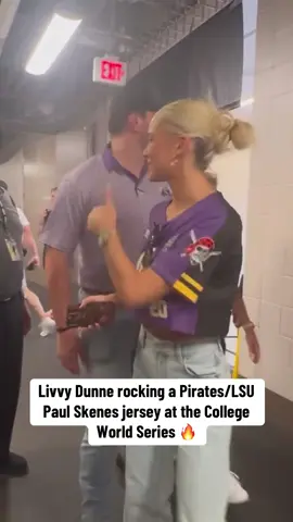 Livvy in the building for LSU vs. Arkansas 🤩 (via NoahB77_/X) #MLB #baseball #lsu #livvydunne 