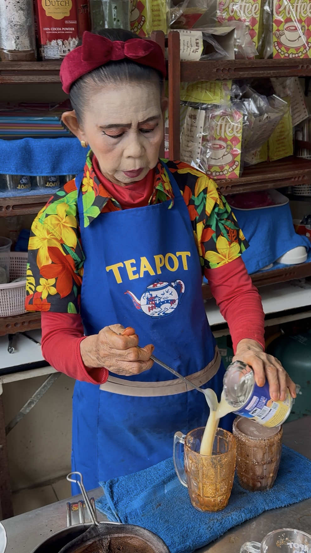 Bangkok Aunty Sells Original Thai Milk Tea 🔍 Business name  ป้าปากแดง กาแฟโบราณ  📍Address Sao Chingcha, Phra Nakhon, Bangkok 10200 💵 Price  40 Baht/$ 1.15 USD