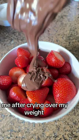 strawberry and nutella combo is fye 😋#fyppppppppppppppppppppppp #fyp #foryou #foryoupage #relatable 