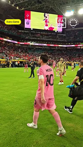🥲 Cuando sabes que lo has intentado todo por llevar a tu equipo al triunfo. En uno de los campeonatos más especiales de su historia. Pero con dos finales por delante. Leo Messi agradece a sus compañeros el esfuerzo, pero con la mente puesta en la victoria🏆 @fifaclubworldcup | Todos los partidos gratis en http://DAZN.com | #FIFACWC #TakeItToTheWorld #tiktokfootballacademy #deportesentiktok #sportstiktok 