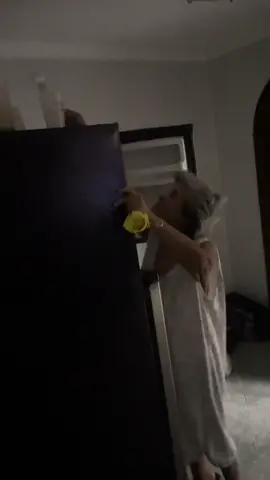 Sus abuelas a veces también actúan como niños pequeños? Ella solo quería chocolate y no alcanzaba🤣❤️🤦🏾‍♂️#fyp #paratiiiiiiiiiiiiiiiiiiiiiiiiiiiiiii #abuelasdetiktok #simecaigoestuculpa #humor 