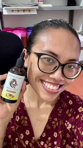 Kesalahan dalam cara penggunaan MinyaKemiri Jernih bisa membuat hasilnya tidak maksimal ke rambut, bahkan bisa bikin kamu menyesal 😄 . MinyaKemiri Jernih selain untuk rambut bisa juga di aplikasikan pada alis namun tidak untuk bulu mata, karena pengaplikasian pada bulu mata bisa membuat mata kalian terasa perih 😫😫 . #storytime #penjual #minyakemirijernih 