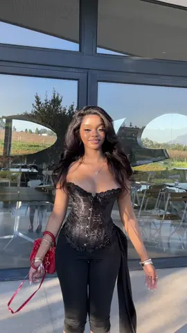 🧍‍♀️🧍‍♀️🤣🤣❤️#fypシ゚ #foryoupage #capri #caprispants #ootdinspo #viraltitok #sunkissed #allblack #birthdaylunch 