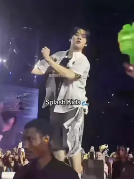 Stray Kids had personal beef with Orlando STAYs bcs why are they pouring water buckets on them 😭🪣 || #skz #straykids #stay #kpopfyp #changbin #leeknow #hyunjin #dominatetourstraykids 