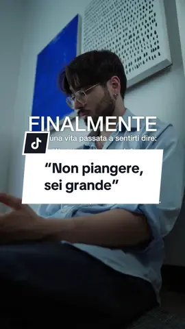 Questo è per te… che quando piangi ti scusi. Che ti asciughi le lacrime in fretta. O che… vorresti piangere, ma “non ci riesci”. Lascia un 💙 blu. Riconosciamoci. #psicologia #crescitapersonale #piangere #tristezza 