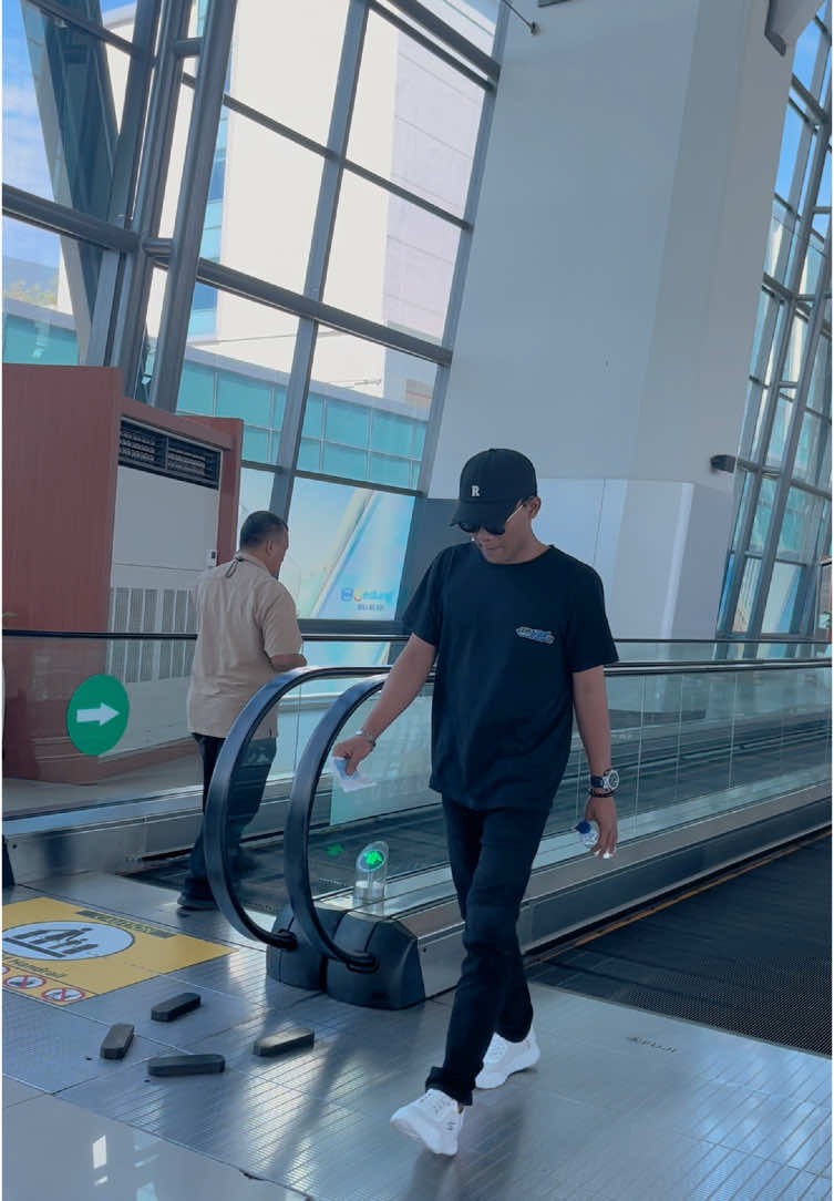 Pas di pesawat gus e dredeg alhamdulillah mandap pesawat saget senyum maleh . Padahal pon sering naik pesawat tpi ttp dredeg gus e 😂. #fyyyyyyyyyyyyyyyyyyyyyyyyyyyyyyyyyy #viralditiktok #fy #viralvideotiktok #fyyyyyyyyyyyyyyyy #viraltiktokvideo #viral #fypgakni #fyyyyyyyyyyyyyyyyyyyyyyyyyyyyyyyyyyp #viraltiktok #viralvideotiktok🥳🤯 #fypageシ #viralvideotiktok🥳🤯 #viralvideotiktok🥳🤯 #viralditiktok2023 #viralvideos #viral_video_ #fyyyyyyyyyyyyyyyyyyyyyyyyyyyyyyyyyyyp #fyyyyyyyyyyyyyyyyyyyyyyyyyyyyyyyyyy #viralditiktok @MT. IBADALLAH OFFICIAL 