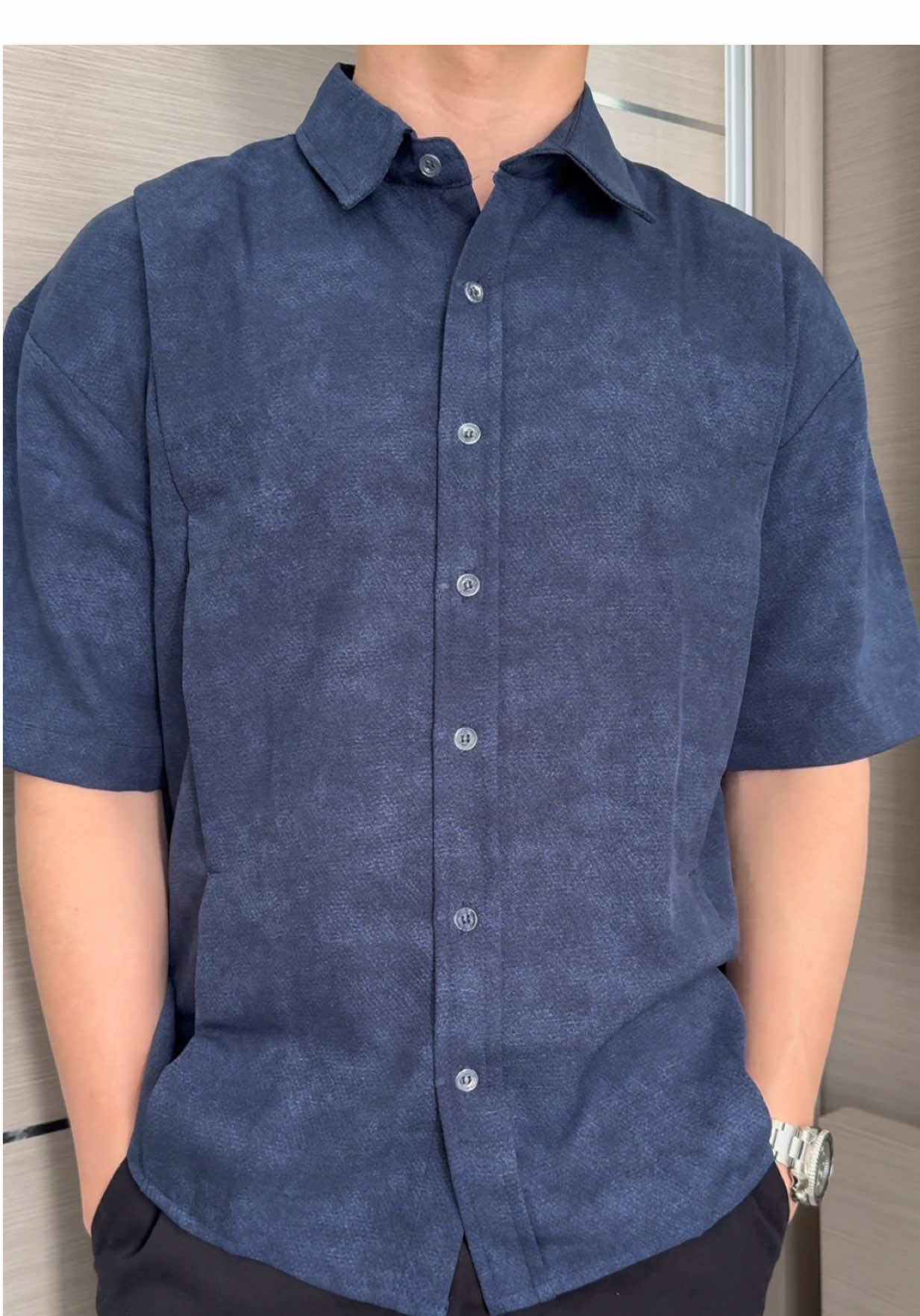 Selalu tampil keren di depan pasangan kalian menggunakan kemeja ini 😎 Model : TB 173cm BB 69kg #kemeja #kemejapria #kemejapremium #kemejafashion #OOTD #fypfashion 