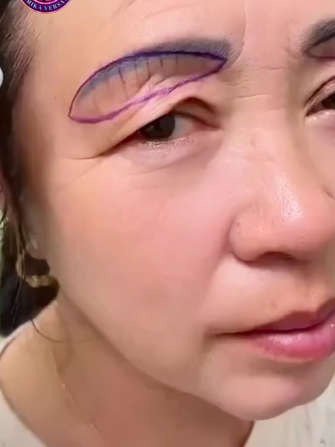 Say goodbye to under-eye wrinkles naturally! 🥰 Mix 1 teaspoon of aloe vera gel with a few drops of almond oil and gently massage it around your eyes every night before sleep. This DIY remedy hydrates delicate skin, boosts collagen, and reduces fine lines over time. With consistent care, your eyes will look fresher, firmer, and more youthful! #UnderEyeCare #WrinkleRemedy #AntiAgingTips #SkincareRoutine #EyeCream