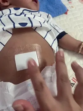 Mấy mom cứ gỡ nhẹ đỡ cho da bé với  chứ đâu phải kéo mạnh ra đâu do mấy chị hôi hak dán này chống thấm nước khô rún an toàn cho be mình nha mn nhấp vào giỏ hàng gốc trái mua nha mấy mom #danchongnuoc #khôrunchobe#mẹbimxaykenhtiktok 