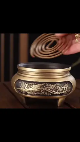 LƯ XÔNG TRẦM BẰNG ĐỒNG  - Chất liệu :  đồng  - Cách dùng: Lư đồng xông trầm dùng để xông trầm hương các loại , nụ trầm, hương vòng, nhang trầm que…  - Tặng trụ cắm hương, miếng lót chống cháy.  💥TÁC DỤNG CỦA VIỆC XÔNG TRẦM HƯƠNG TRONG NHÀ - Ý nghĩa về phong thủy, thu hút vượng khí, tài lộc cho gia đình, công việc, kinh doanh: Trầm hương được quan niệm mang theo dương khí mạnh nên giúp đẩy lùi tà khí, xua đuổi vận xui đeo bám. - Thanh lọc không khí, tạo ấn tượng với hương thơm tự nhiên: Được ví như tinh hoa của đất trời, hương thơm của trầm có khả năng thanh lọc không khí, tạo hương thơm lan tỏa dịu nhẹ trong không trung để ai đến cửa hàng, công ty hay ngôi nhà của quý khách đều cảm thấy rất đặc biệt. Trầm hương được chứng minh có thể khử mùi ẩm mốc mùa mưa, mùi thuốc lá, mùi sơn, mùi nhựa, đồ gia dụng mới, khử trùng, diệt khuẩn, lưu hương tạo cảm giác dễ chịu, an lành.  💥Tư vấn nhiệt tình 24/7, bất cứ lúc nào khách cần ------------------  ☯OM- VẬT PHẨM PHONG THUỶ ☯️ 📞 Hotline:0388.606.669 - 0398.6666.11 🌏 Website: phongthuytamlinhviet.com - gomsutranbien.com 🏠 Địa chỉ: 133 Hà Huy Giáp P. Quyết Thắng Biên Hoà Đồng Nai #viral #tinhtam #luxongtramhuong #CapCut 