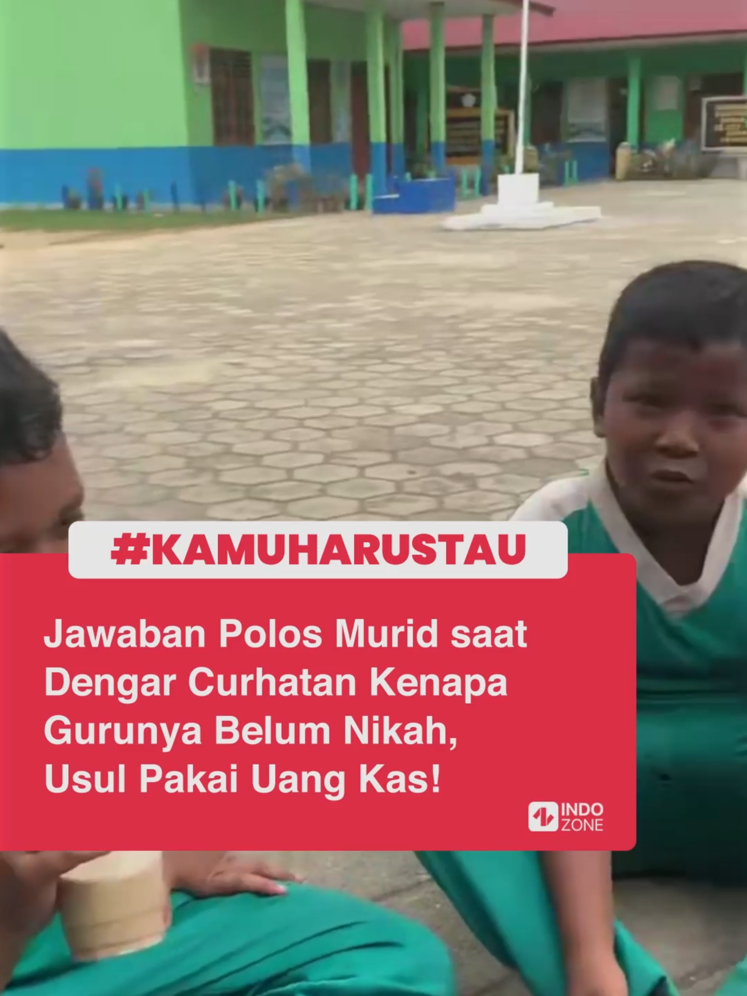 Konten viral kali ini datang dari video yang berhasil bikin netizen ngakak sekaligus meleleh, tentang curhatan seorang guru jomblo yang langsung direspon absurd tapi tulus dari murid-muridnya. Dalam video tersebut, beberapa murid yang pakai baju olahraga. Suasananya santai, sampai tertulis ada salah satu murid nyeletuk polos, “Pak, kok belum nikah?” Sang guru jawab kalem, “Bapak masih nabung.” Eh, langsung dijawab dengan nyeletuk penuh semangat, “Pakai uang kas kelas kita aja, Pak!” Interaksi absurd tapi tulus itu bikin banyak yang merasa terhibur, apalagi karena ucapan sang murid disampaikan dengan gaya polos tanpa mikir dua kali. Meski jelas ide itu gak masuk akal, tapi niat baiknya tetap bikin senyum-senyum sendiri. Video: TikTok/gitakapriyakusuma  [Baca berita dan informasi menarik lainnya hanya di www.indozone.id]