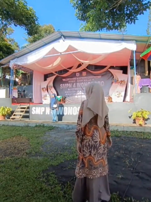 Ternyata sudah satu tahun menjadi bagian keluarga ini ♥️  #smp #smpnegeri #smpstory🌻 #foto #fotokeluarga #fotobersama #pelepasan #perpisahan #wisuda #kelas9 