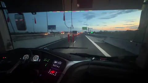 Cảnh thì chill còn nhạc thì cuốn vậy còn đòi gì nữa 🤣🤣#futabusline_19006067 #phuongtrangfutabusline #xuhuong #futa_duyenhai #xetuyencodinh#duyenhaitravinh #xekhachvietnam🍀 #phuongtrang 