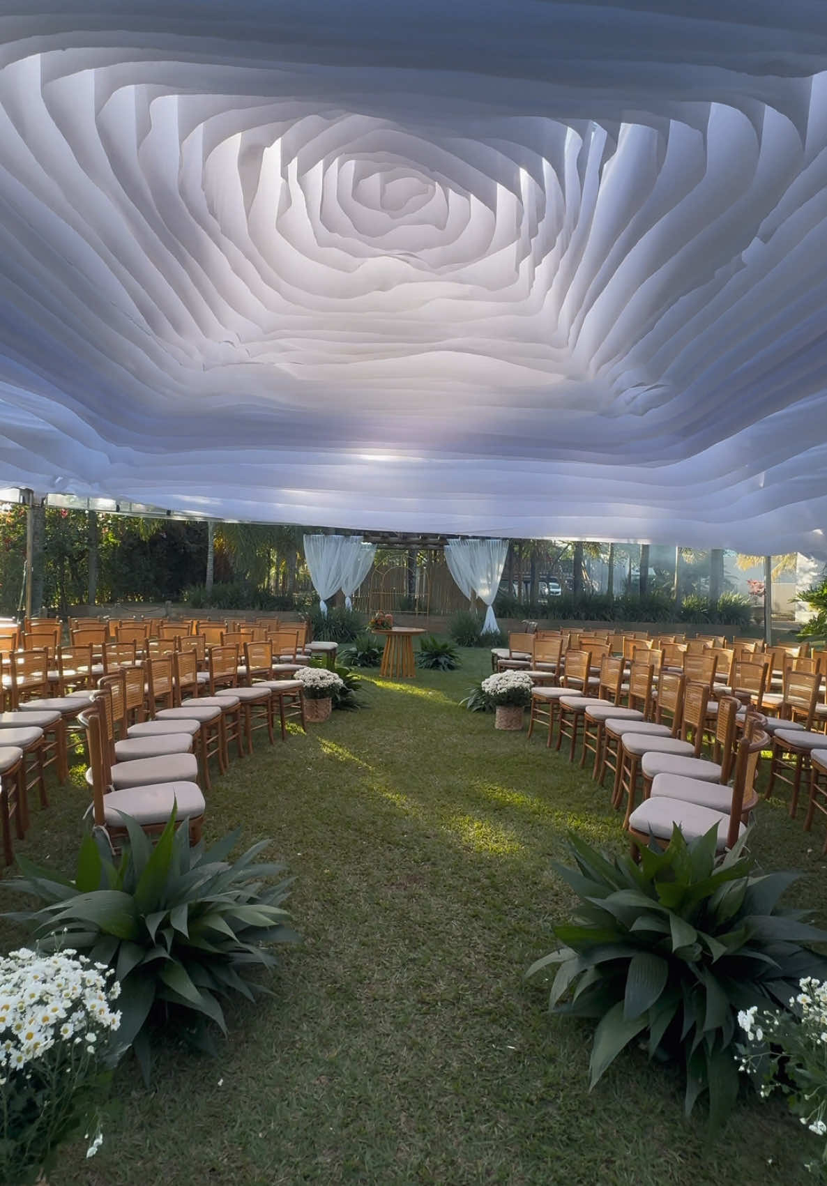 Bom dia!!!  Projeto de cerimônia de casamento entregue com sucesso! Casamento Ester e Iarlon. Por aqui, só gratidão!  #tendacomtecido #Cerimonianocampo #casamentochacara  #casamento 