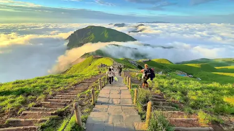 এই পাহাড়ের নাম উগোংশান (武功山) এটি চীনের জিয়াংসি প্রদেশে অবস্থিত, মূলত পিংশিয়াং ও ইয়িচুন শহরের মাঝামাঝি।   এই পাহাড় বিখ্যাত তার বিস্তীর্ণ সবুজ ঘাসের চূড়া, মেঘের সমুদ্র (云海), রঙিন সূর্যোদয়, ও রাতের তারা ভরা আকাশের জন্য। এখানে গেলে মনে হয় আপনি মেঘের ওপরে হাঁটছেন এ যেনো প্রকৃতির কোলে এক স্বপ্নপুরী। চুপচাপ বসে থাকা, পাহাড়ি বাতাসে চোখ বন্ধ করে নিঃশ্বাস নেওয়া—এটাই উগোংশানের আসল সৌন্দর্য।