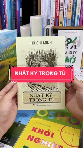“Nhật Ký Trong Tù” – Vần thơ thép, ý chia kiên cường của Chủ tịch Hồ Chí Minh. Không chỉ là một tập thơ, “Nhật Ký Trong Tù” là minh chứng sống động cho tinh thần bất khuất và trí tuệ phi thường của Chủ tịch Hồ Chí Minh, viết nên giữa những ngày bị giam giữ trái phép trong ngục tù Tưởng Giới Thạch. Mỗi bài thơ là một mảnh linh hồn sáng rực giữa bóng tối: 	•	Đau đớn thể xác nhưng tâm hồn thanh cao. 	•	Giữa chốn lao tù vẫn giữ lòng yêu nước nồng nàn. 	•	Ngòi bút thay lời kháng cự, thơ ca hóa thành bản lĩnh. Từ những bước chân mòn mỏi trong xiềng xích đến khát vọng cháy bỏng giải phóng dân tộc, cuốn sách chạm đến trái tim mọi người Việt – để nhắc ta rằng: nghịch cảnh có thể xiềng xích thân thể, nhưng không bao giờ trói buộc được ý chí. Đây là cuốn sách xứng đáng được gối đầu giường – không chỉ để hiểu hơn về Bác, mà để học cách đứng vững giữa bão giông của chính mình.#tiemsachbinhyen #BookTok #sachhay #sach #reading #nhatkytrongtu #chutichhochiminh 
