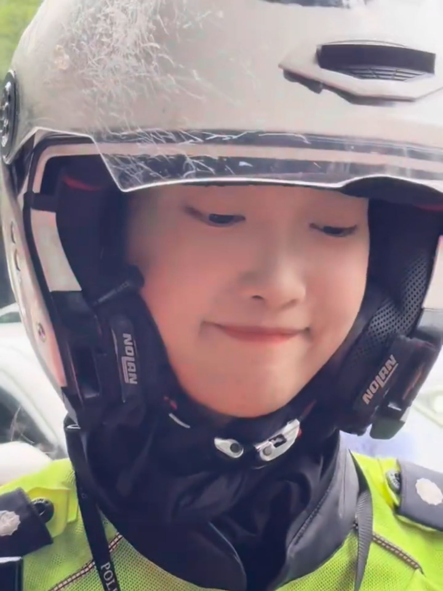 兔子警官讲话也太温柔了，这些电瓶车司机违停把路堵了，还说自己是她粉丝，大家怎么看呢 #李語蔚 #兔子警官 #杭州 #交警 #杭州女交警 #交警正能量