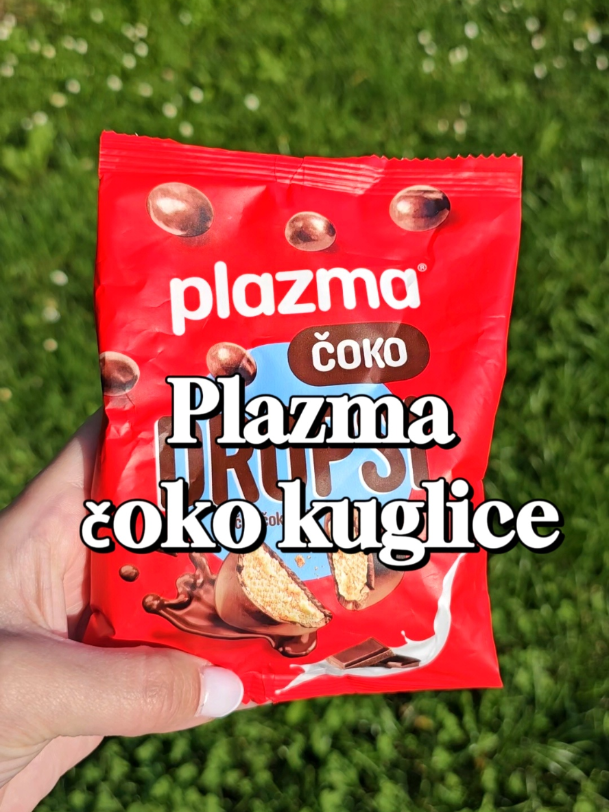Plazma čokoladne kuglice. 🌰 Riječ je spoju plazme i mliječne čokolade. 🍫 Ukus i oblik kuglica dosta podsjeća na Maltesers kuglice. Plazma kuglice su fine ali nije nešto što bismo opet kupili. 🤷‍♀️ . . #plazma #FoodTok #desert #hrana #fyp 