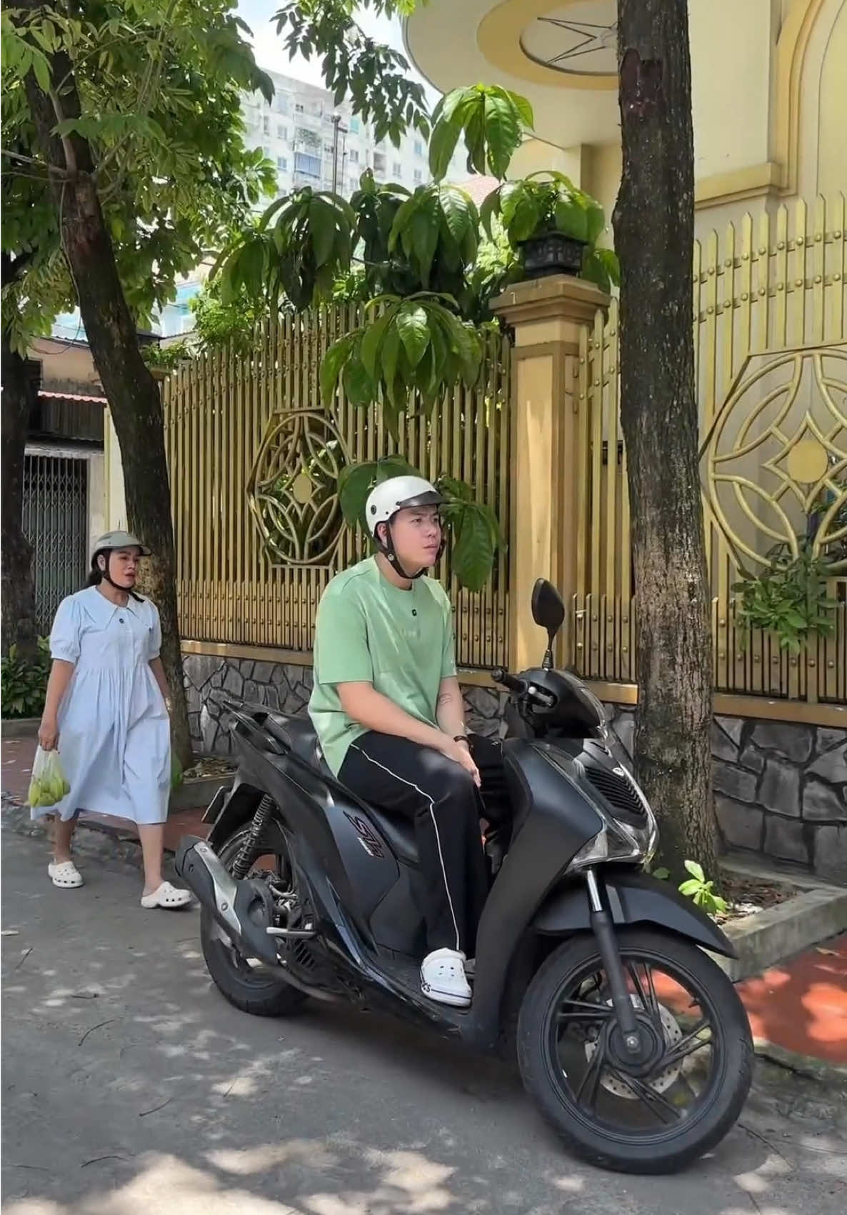 Trời nóng xỉu mà mẹ nhờ chở 