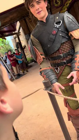 A little Hiccup interaction before we got a picture with him & Toothless 🖤 @Universal Orlando Resort @Universal Destinations #fyp #httyd #epicuniverse #isleofberk #hiccupandtoothless #orlando #themepark #universalstudios #universalorlando 