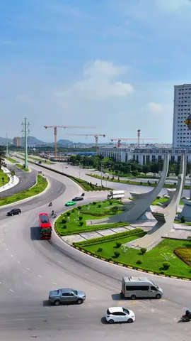 Từ trên cao nhìn xuống. Một hồng hạc đứng giữa phố, một hồng hạc đang lướt trên đường #xuhuong #viral #fyp #nhaxevananh #thanhhoa 