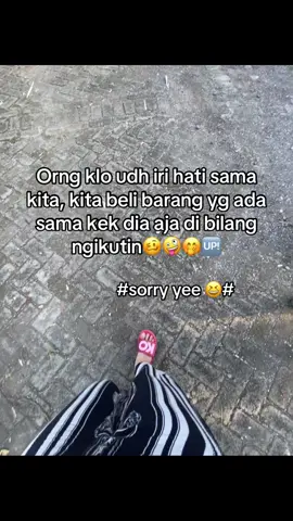 Jangan bilangin gue ikutin elu ya, emang di dunia ini lu aja yg pkai sandal bgitu. YA ENGGAK LAH!!!😂🥴🤪🤭@Mandabawel👻 @Ernaaッ #kasusmennnn🤪 #sipalingtersakiti😂 #sipalingkayaa🤮 #4upage 