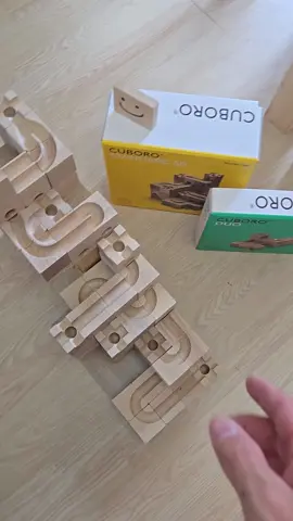 Un circuit de billes juste magnifique pour occuper vos enfants cet été ! #cuburo #jeuxenfant  #circuitabilles 