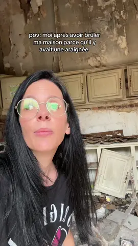 j’aurais dû lui laisser les clefs plutôt que d’utiliser le combo deo briquet 🥺🤷🏻‍♀️ #urbex #humour #humournoir #arraignée #bizouauchat 